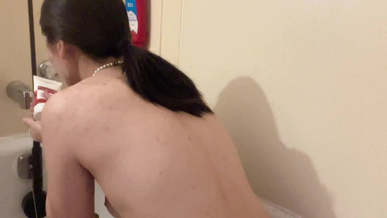 sweethanajapanese: Hana membasuh rambutnya di bilik air jadi pantat sempurna seksi