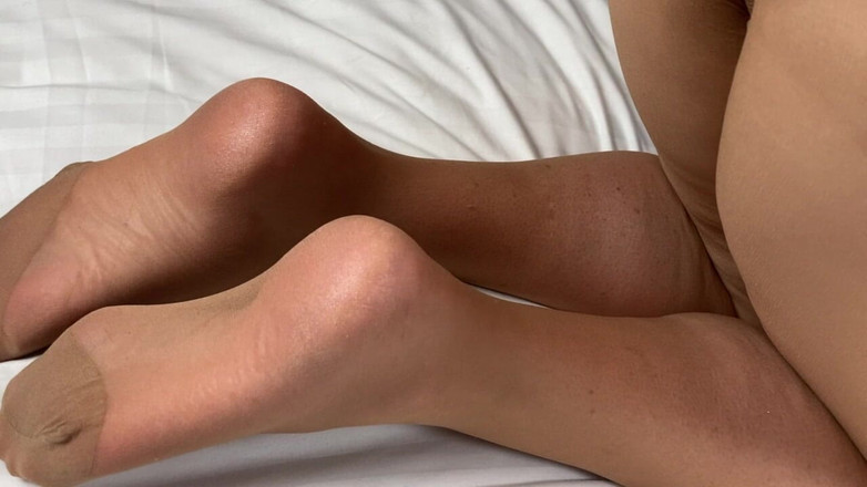 Mr MF: Señora pies maduros usando su vieja pantimedias bronceada