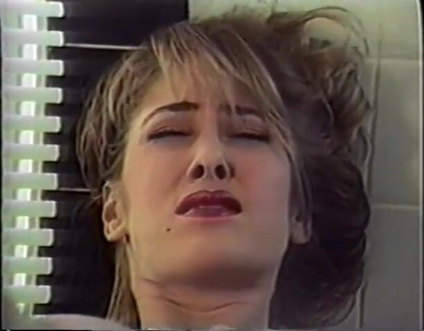 Old Good Porn: La bionda si arrapa nella vasca da bagno e si...