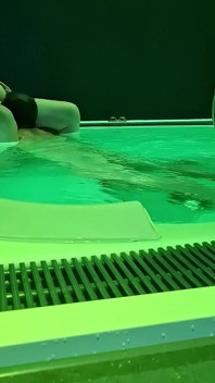 18letý Fanoušek Mě Zahlédl Ve Veřejných Lázních a Naplnil Mě Ve Vířivce