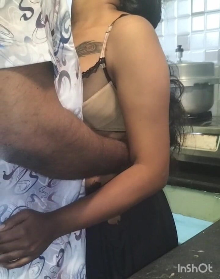 Funny couple porn studio: สาวทมิฬขย่มควยในครัว