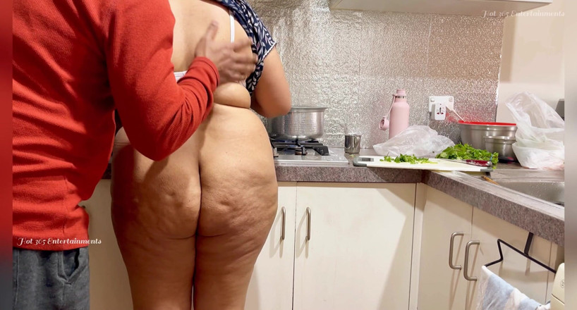 Hot 365 Entertainments: Romantisch Indisch stel - de nachtslijtage van een sexy vrouw opgetild,...