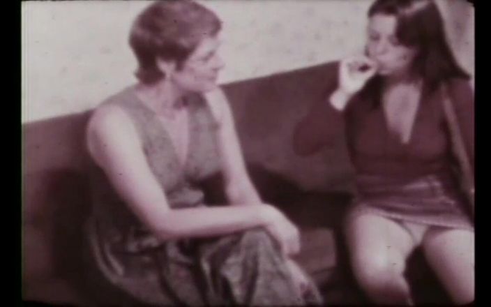 Vintage megastore: Tante seksi dengan memek berbulu dientot habis-habisan sama kontol raksasa...