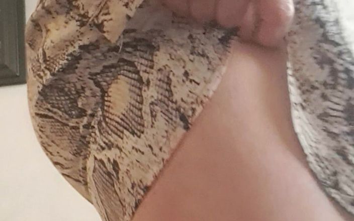 Mommy big hairy pussy: पोशाक के नीचे कोई पैंटी नहीं