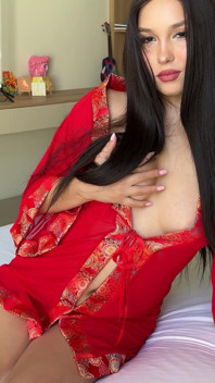 孤独的日本黑发女郎洗完澡后穿着丝质红色长袍，在门口勾引送货员