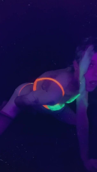 CarmenMelatonin: Sexy párty děvka chce tvého ptáka