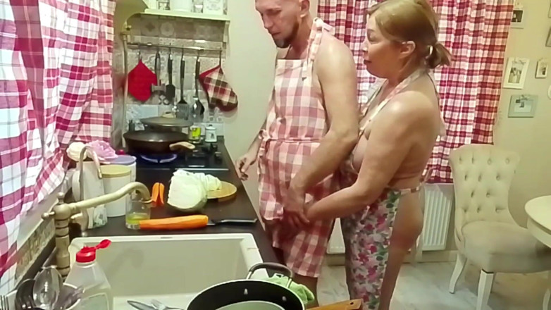 Crazyfamily 1970: Madrastra me seduce mientras estoy cocinando