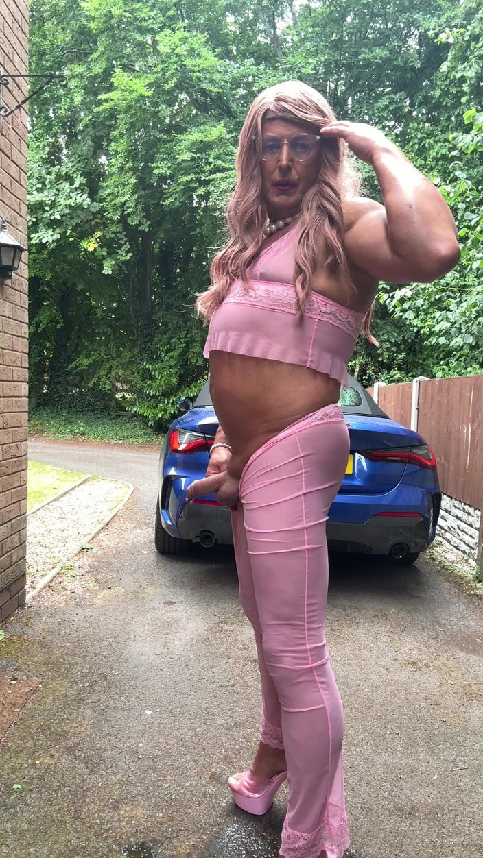 Kellycd2022: Pembe kıyafetli ve topuklu seksi travesti kellycd2022