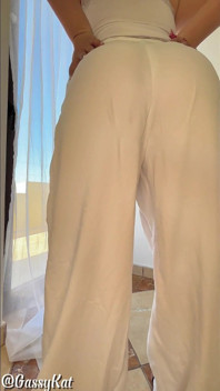Pantaloni bianchi scoregge frizzante