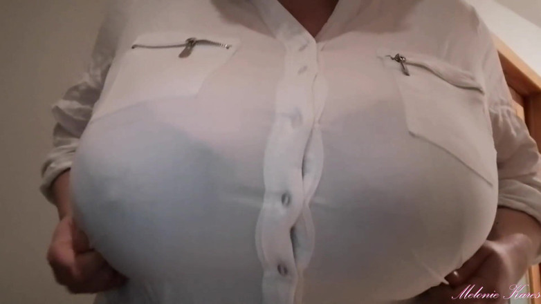 Melonie Kares: Sujetador azul blusa, grandes tetas rebotan