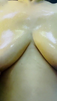 Tette rimbalzano olio e tette legate