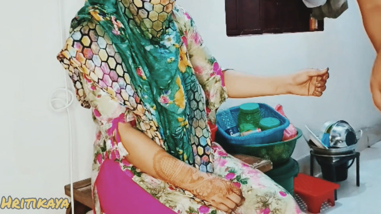 Hritikabby: 可爱的女孩展示胸部和手淫热门视频