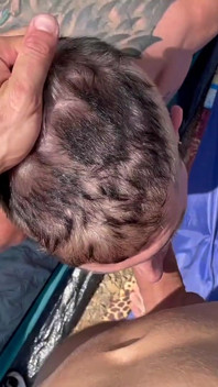 Un Par De Chic0s Calientes Tienen Sexo Salvaje En Una Playa Pública, Lo Que Hace Que Los Veraneantes Reaccionen Agres. a Ellos