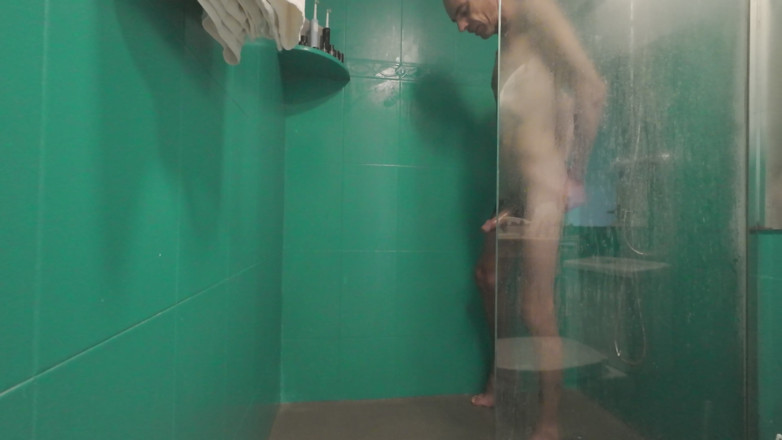 SkinnyWithAHugeDick: Dejo que mi hijastra se lave mi polla de 9 pulgadas...