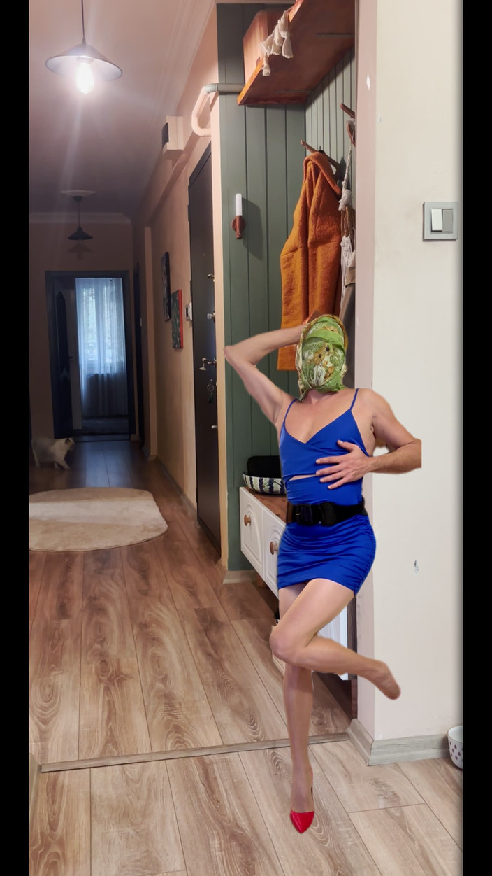 cd_aysemmm: Rochia de Crăciun a mamei mele vitrege foarte scunde este...