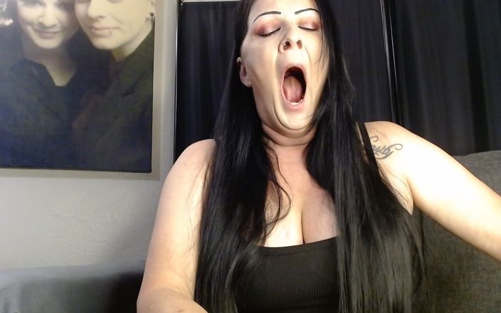 Abby Anna: Une MILF bâille