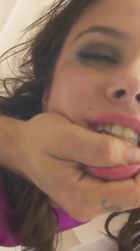 Roztomilá teen brunetka Taylor Reed je ošukaná do obličeje a kundičky rande