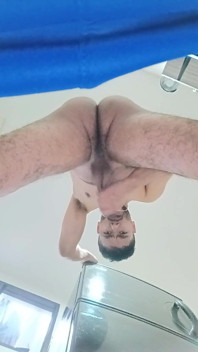 Un homme se masturbe en short dans sa cuisine