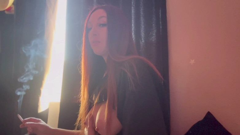 Artemisia Love: Italienskt långt hår stora tuttar MILF Artemisia älskar att röka en...