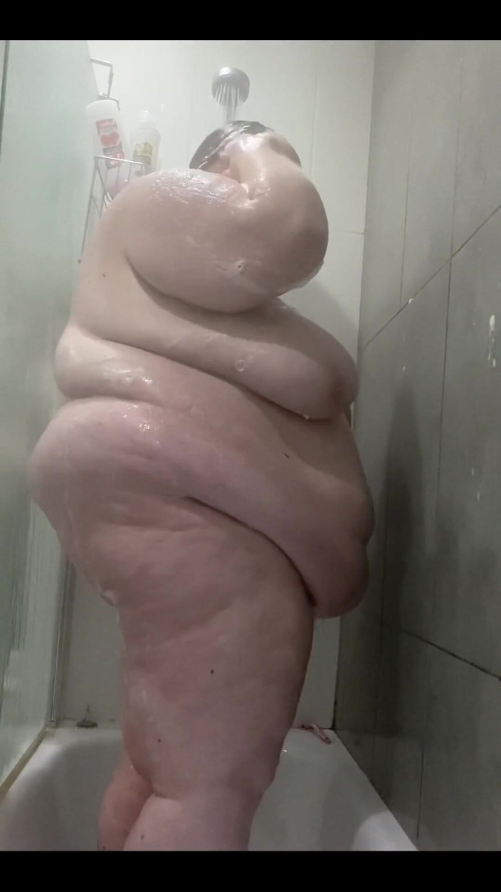 ivygoldpremium: Ivy necesita esa ducha