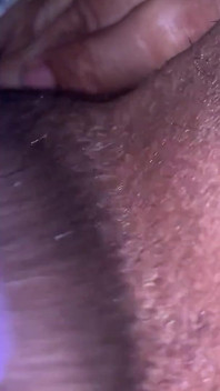 Une Chatte Noire Amateur Se Masturbe Avec Une Brosse À Cheveux