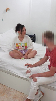 Elena, tu novio es un culo! Pequeña dulce masajista española le enseña una lección a su amiga