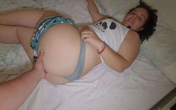 Chubby big booty: Esposa amadora começa a manhã com uma boa foda e...