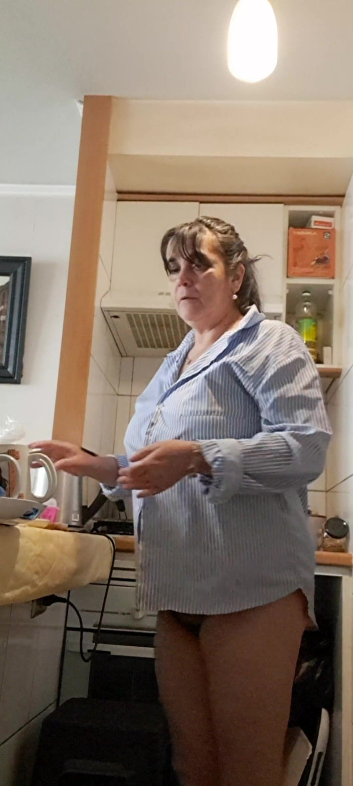 Mommy big hairy pussy: W kuchni bez majtek gotowanie