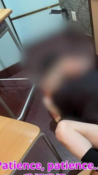 #122 Erkek arkadaşını bekleten ve sınıf tarafından sikilen bir kız