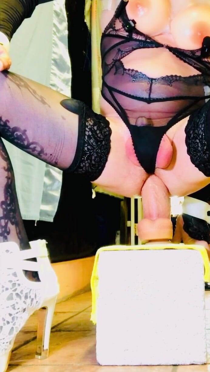Benito studio: Cewek semok ini lagi asik muasin memeknya pakai dildo ukuran...