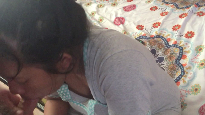 Megacute9999: Empregada indonésia chupa o pau branco do chefe