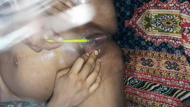 Ayenbdsexvideo00671: शेव की गई तंग चूत पहली बार अमेरिकी लड़की को खींच रही है
