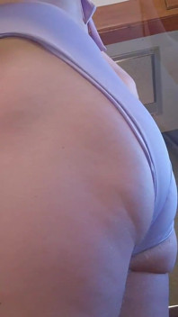 新しい水着姿の美しい柔らかいお尻
