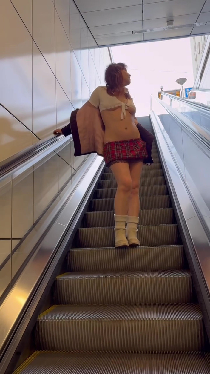 Elena917: Paseo público en uniforme escolar y intermitente