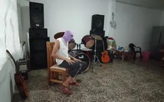 Sexi muziekleraar poseert cachondo voor leerling