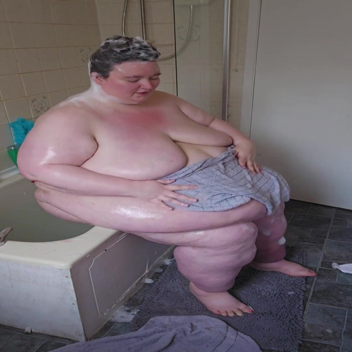 SSBBWLadyBrads: สาวตัวใหญ่สวยไม่สามารถอาบน้ําตอนที่ 2 ในห้องน้ําได้
