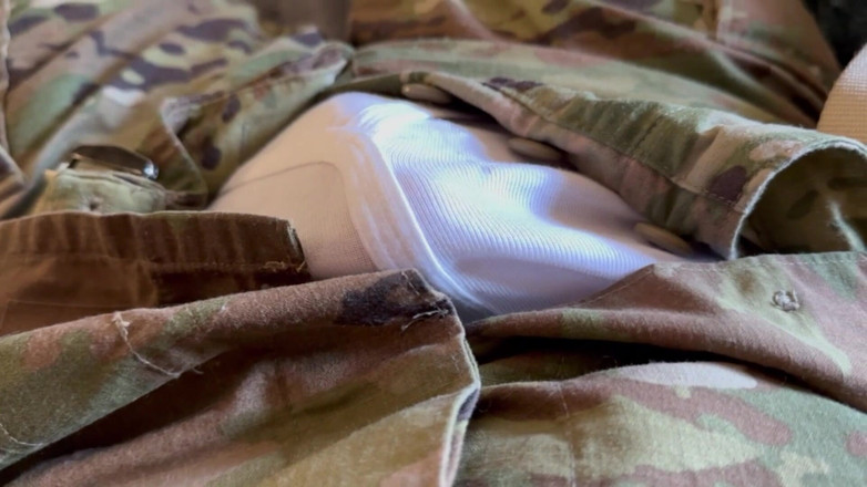 Gay Soldier Stuff: 美国陆军穿着骑师 Y 前紧身的白皮裤撸管！