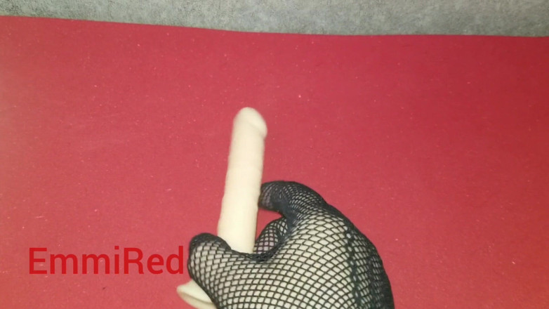 EmmiRed: Sexy Emmy juega con pequeña polla de silicona