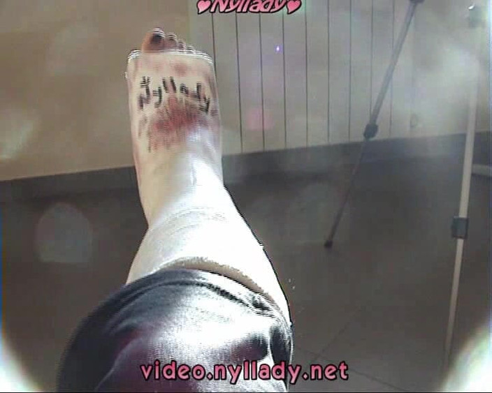 Nyllady: Pusingan dan... bertelanjang