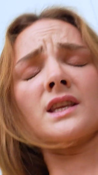 Puting Olivia keras di cermin - Clubsweethearts