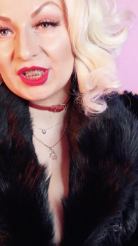 Video de fetiche de pieles: hermosa dominatrix provoca y seduce. Asmr y instrucciones de paja Arya Grander