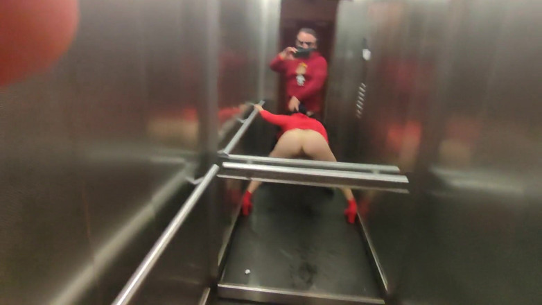 DedeDeville: Sexe très risqué dans un ascenseur avec la voisine sexy...