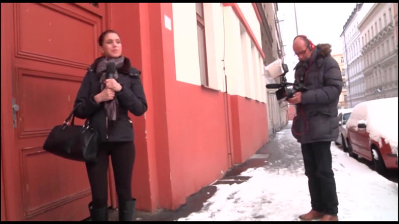 Reality Babes: Napalona agentka castingowa dzieli się kutasem z uroczą laską