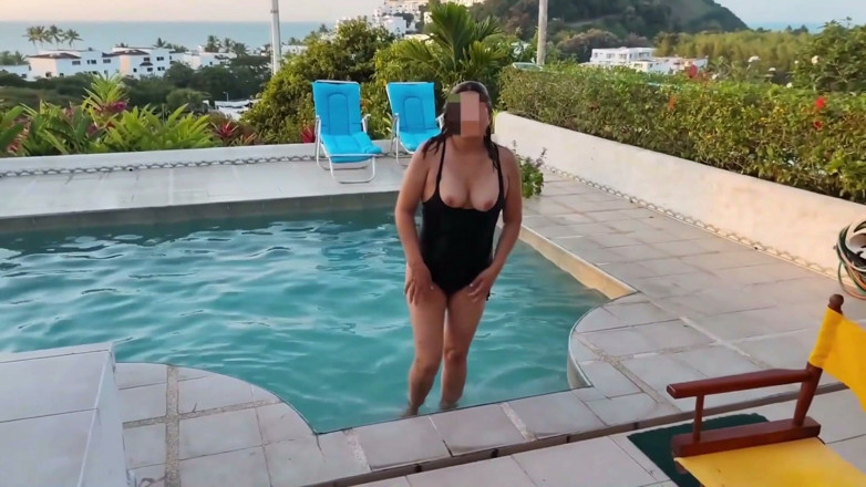 Ardientes69: Sulla Spiaggia, La Mia Bella Matrigna Mostra Le Sue Tette...