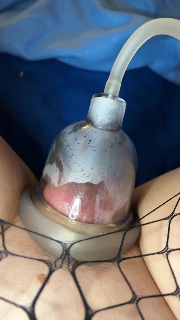 SklavinS_pervert: Sklavin S Pumpt Ihre Fotze Auf!