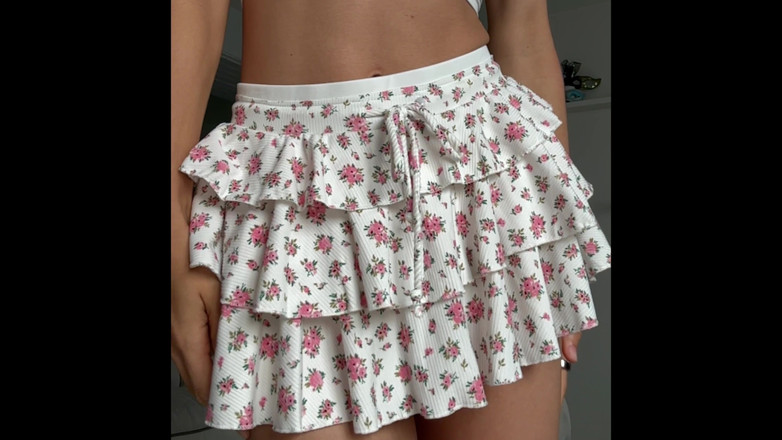 Ms_Emmy_Lynn: स्लो-मो स्कर्ट छेड़ना