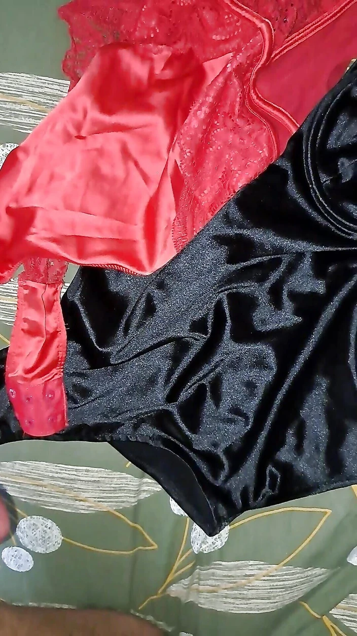 Satinv: Je trait mon sperme sur sa lingerie en satin