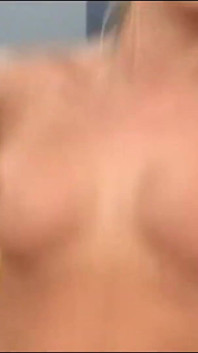 Loira gata dá punheta perfeita com os pés