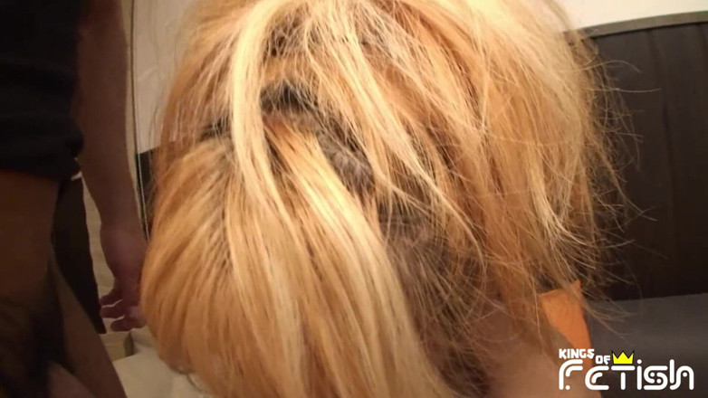 Pure Japanese adult video ( JAV): Une Japonaise blonde se fait éjaculer dessus par un mec excité...