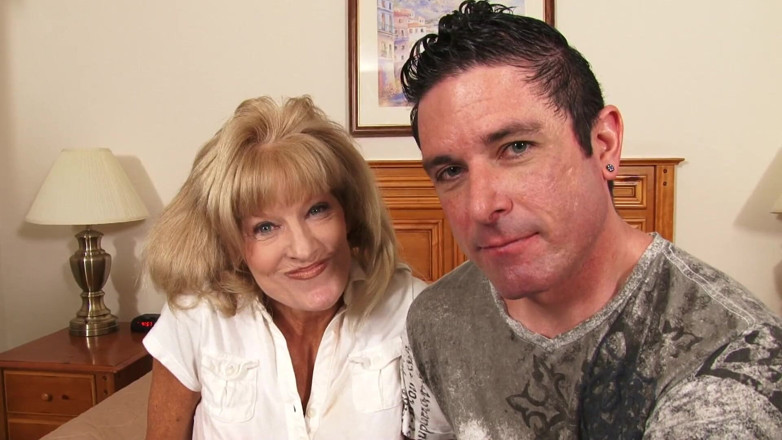 Cryptostudios: Un jeune mec sympa baise une MILF blonde mature à forte...